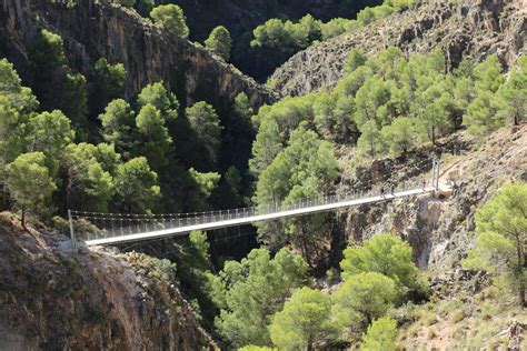 puentes colgantes madrid|10 Puentes colgantes en España